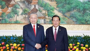 Party General Secretary To Lam (right) meets with Samdech Techo Hun Sen in Phnom Penh on February 6. (Photo: VNA)