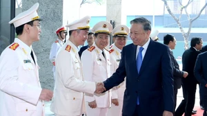 Party General Secretary To Lam and officers of the Ministry of Public Security’s Investigation Security Agency (A09) during his visit to the unit on February 26. (Photo: NDO)