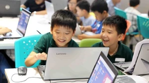 Protecting children from the virtual world. (Illustrative photo: VNA)