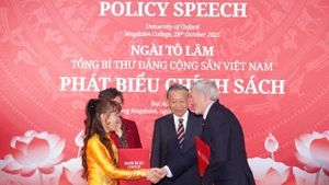 University of Oxford launches the Oxford Pioneer Scholarship Scheme in the presence of General Secretary To Lam during his official visit to the United Kingdom.