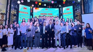 Vietnamese delegates and students in the Russian Federation pose for a commemorative photo with representatives of the Viet Nam–Russia Joint Venture Vietsovpetro.