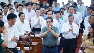 Prime Minister Pham Minh Chinh (C) meets with Can Tho voters (Photo: VNA)