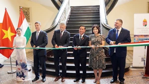 Delegates from Vietnam and Hungary at the opening ceremony of the photo exhibition. (Photo: VNA)
