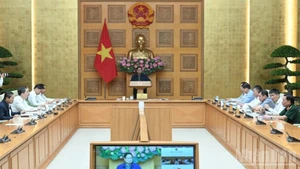 Prime Minister Pham Minh Chinh chairs an urgent meeting early on October 29 to discuss flood response and recovery efforts in the central region. (Photo: VNA)