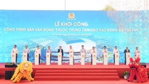 Party General Secretary To Lam and delegates perform the groundbreaking ceremony. (Photo courtesy of the Organising Board)