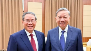 General Secretary of the Communist Party of Viet Nam (CPV) Central Committee To Lam (right) meets with Chinese Premier Li Qiang, who is also a member of the Standing Committee of the Political Bureau of the Communist Party of China (CPC) Central Committee, in Pyongyang on October 9. (Photo: VNA)
