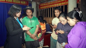 “Digital Literacy for All” class in Tu Mo Rong commune, Quang Ngai province. (Photo: NGUYEN THUYET)