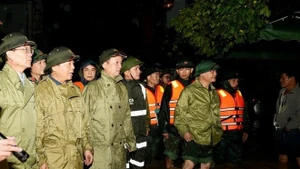 Deputy PM Tran Hong Ha and officials visit the flooded Chi Lang street in Phu Xuan ward, Hue city. (Photo: VNA)
