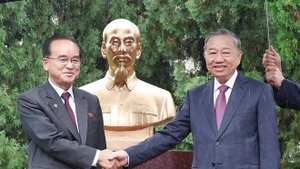 General Secretary of the Communist Party of Viet Nam Central Committee To Lam (R) and Cho Yong Won, member of the Presidium of the Political Bureau, Secretary of the Central Committee, and head of the Organisation and Guidance Department of the WPK, shake hands in front of the statue. (Photo: VNA)