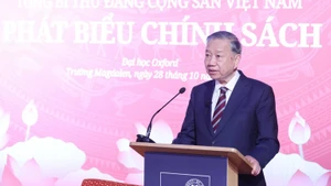 Party General Secretary To Lam delivers a policy address to professors, lecturers, researchers, students and friends of Viet Nam at the University of Oxford on the afternoon of October 28 (Photo: VNA)