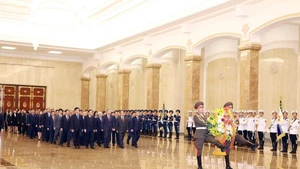 Party General Secretary To Lam and the Vietnamese delegation pay tribute to President Kim Il Sung and General Secretary of the Worker’s Party of Korea Kim Jong Il at the Kumsusan Palace of the Sun in Pyongyang on October 10. (Photo: VNA)