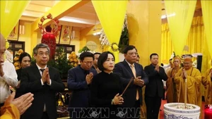 The delegation pays tribute to Most Venerable Thich Tri Tinh (Photo: VNA)