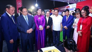 PM Pham Minh Chinh visits a Vietnamese booth at the event (Photo: VNA)