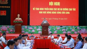 Prime Minister Pham Minh Chinh speaks at the conference on the implementation of expressway projects in the Mekong Delta (Photo: VNA)