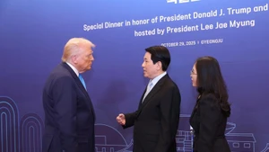 State President Luong Cuong (R) and US President Donald Trump (Photo: VNA)