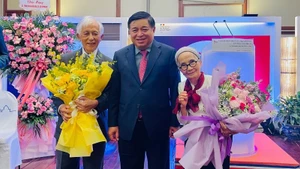 Professor Tran Thanh Van and Professor Le Kim Ngoc are pictured with Deputy Prime Minister Nguyen Chi Dung.