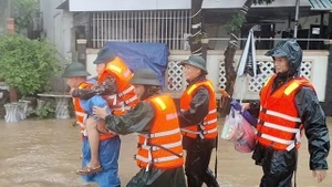 In many areas, people have to evacuate at night, with homes being swept away, livelihoods disrupted, and daily life completely upended. (Photo: https://xaydungchinhsach.chinhphu.vn)