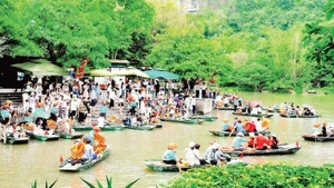 Tourists visit Trang An (Ninh Binh Province). (Photo: XUAN LAM)