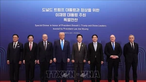 Vietnamese State President Luong Cuong (third right) and other APEC leaders at the special dinner hosted by President of the Republic of Korea (RoK) Lee Jae Myung (Photo: VNA)