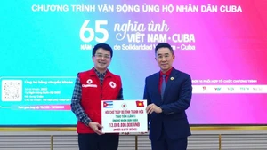 The Central Committee of the Viet Nam Red Cross Society receives 13 billion VND in support of the Cuban people from representatives of Thanh Hoa province.