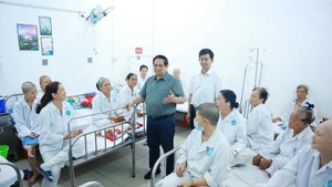 Prime Minister Pham Minh Chinh visits patients being treated at Can Tho Oncology Hospital (Photo: VNA)