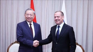 Party General Secretary To Lam (L) meets with Dmitry Medvedev, Chairman of the United Russia Party and Deputy Chairman of the Security Council of Russia, in Pyongyang on October 10. (Photo: VNA)