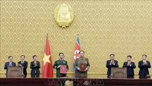 The signing ceremony of a letter of intent on defence cooperation between the Vietnamese and DPRK Ministries of National Defence on October 10 (Photo: VNA)