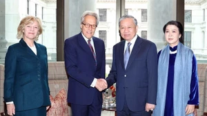 Party General Secretary To Lam and his spouse Ngo Phuong Ly meet with Duke of Richmond Charles Henry Gordon-Lennox and his spouse (Photo: VNA)