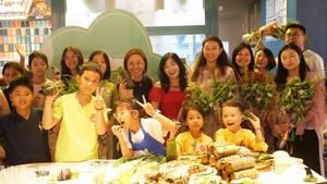 Guests attending the programme take a souvenir photo.