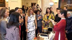 Chef Anna Le (in red dress) shares techniques and secrets for preparing Vietnamese vegetarian dishes using simple yet flavourful ingredients. (Photo: VNA)