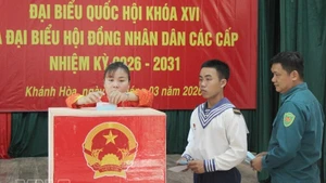 Voters in Truong Sa special zone cast their ballots to elect deputies to the 16th National Assembly and People’s Councils at all levels for the 2026–2031 term. (Photo: VNA)