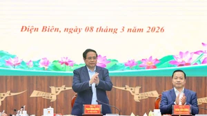 Prime Minister Pham Minh Chinh (L) at the working session with leaders of the Dien Bien provincial People’s Committee on March 8. (Photo: NDO)