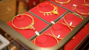 Infographic: Gold prices continue downward trend on March 23