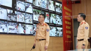 On-duty traffic police officers handling situations at the Traffic Control Centre. (Photo: Ha Tien)