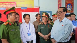 National Assembly Vice Chairman Tran Quang Phuong (right) inspects election preparations at Polling Station No. 1 in Kenh Dao hamlet, Dat Mui commune, Ca Mau province. (Photo: VNA)