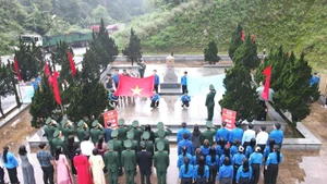 A flag-raising ceremony is held at border marker No.476. (Photo: NGO TUAN)
