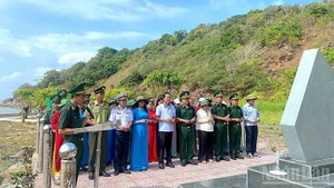 Representatives of officers and soldiers of the Hon Khoai Border Guard Post, along with women from Dat Mui Commune, participate in a solemn ceremony of offering incense and flowers at the monument commemorating the Hon Khoai Uprising.