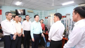 Deputy Prime Minister Mai Van Chinh (in blue shirt) and the Government delegation conducted a survey of the Public Administrative Service Center in Trang Bang Ward.