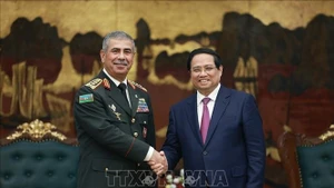 Prime Minister Pham Minh Chinh (right) and Azerbaijan’s Minister of Defence Colonel General Hasanov Zakir Asgar Oglu at their meeting in Hanoi on September 4. (Photo: VNA)