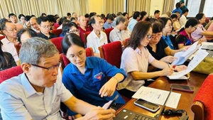Youth Union members of Van Mieu-Quoc Tu Giam ward support party members in carrying out Party administrative procedures on the National Public Service Portal. (Photo: BAO LAM).