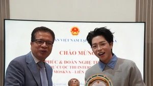 Ambassador Dang Minh Khoi wishes Duc Phuc success. (Photo: VNA)