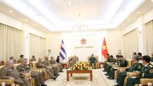 General Nguyen Tan Cuong, Chief of the General Staff of the Vietnam People’s Army (VPA), and Deputy Minister of National Defence (R) meets with Senior Lieutenant General Álvaro López Miera, Minister of Revolutionary Armed Forces of Cuba in Hanoi on September 3, 2025. (Photo: VNA)