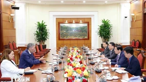 Politburo member, Secretary of the Communist Party of Vietnam (CPV) Central Committee and Chairman of its Commission for Internal Affairs Phan Dinh Trac (second, right) receives a delegation from the United Left Movement Party (MIU) of the Dominican Republic, led by its General Secretary and Minister of Regional Integration Policies José Miguel Mejía Abreu. (Photo: VNA)