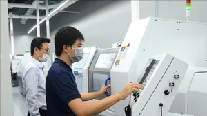 Operating a modern machine learning system at Da Nang Hi-Tech Park. (Illustrative photo - Source: VNA)