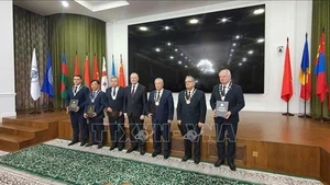 Professor and Academician Le Truong Giang (second from left) receives the Academician title from the International Association of Academies of Sciences on September 18. (Photo: VNA)