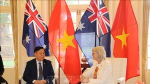 Head of the Commission for Information, Education, and Mass Mobilisation Nguyen Trong Nghia (L) and Australian Governor-General Sam Mostyn (Photo: VNA)