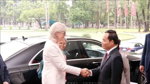 Secretary of the Ho Chi Minh City Party Committee Tran Luu Quang (R) welcomes Australian Governor-General Sam Mostyn on September 12. (Photo: VNA)