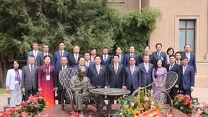State President Luong Cuong and staff of the Vietnamese Embassy in China pose for a group photo. (Photo: VNA)