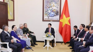 The September 4 meeting between President Luong Cuong (centre) and representatives of families of former Chinese and Vietnamese experts, advisors, and officials. (Photo: VNA)