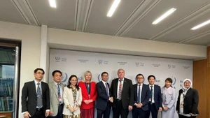 The Vietnamese delegation poses for a photo with IAEA Deputy Director General for Nuclear Energy Mikhail Chudakov and other IAEA officials. (Photo published by VNA)